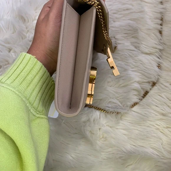 Saint Laurent CASSANDRA MEDIUM CHAIN BAG IN GRAIN DE POUDRE EMBOSSED LEATHER - Picture 12 of 13